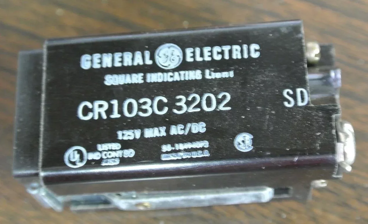 ge-cr103c3202-square-indicating-light-red-lens-125v-ac-dc-new-surplus GE CR103C3202 - SQUARE INDICATING LIGHT - RED LENS - 125V AC/DC - NEW SURPLUS