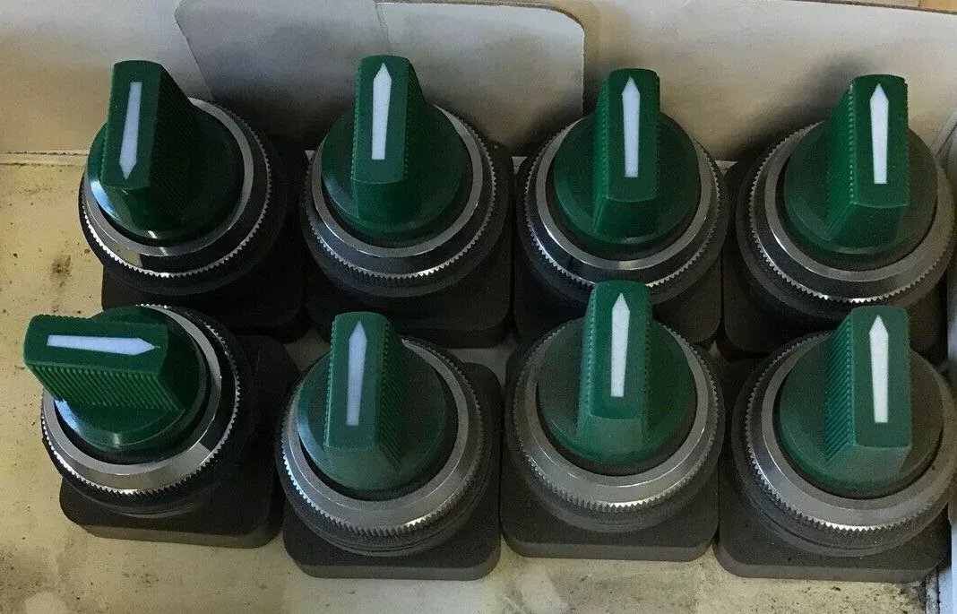 idec-astn-1100g-selector-switch-lotof8 IDEC ASTN 1100G SELECTOR SWITCH***LOTOF8***